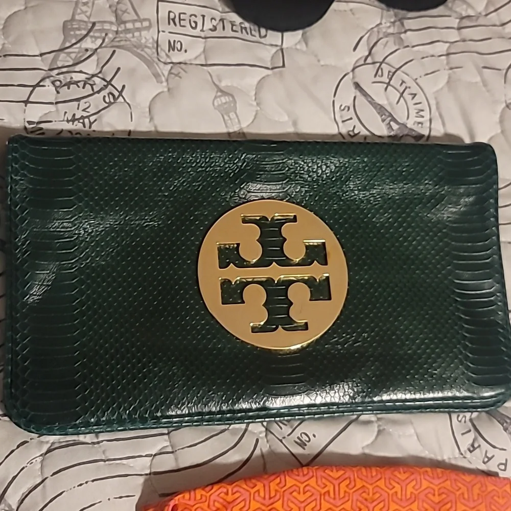 ⚘️⚘️EMBOSSED TORY BURCH REVA IN BEAUTIFUL DARK GREEN⚘️⚘️